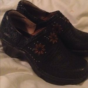 New never worn nursing shoes